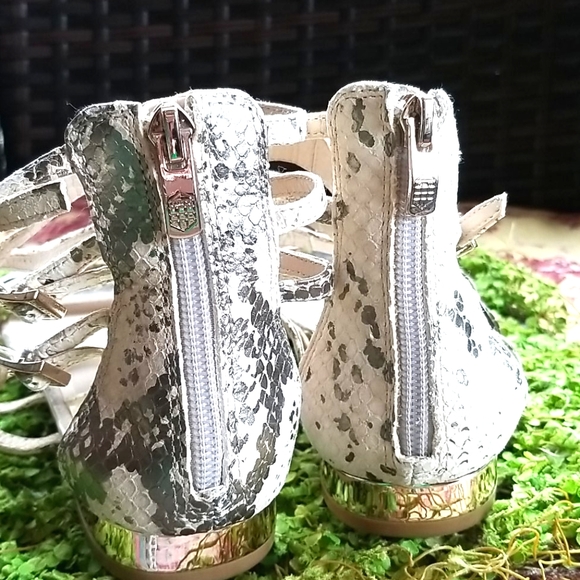 VINCE Camuto Buckles  Cream Laser Leather  Strappy Zips Up Ankle Sandals 8.5 EUC - Picture 7 of 11